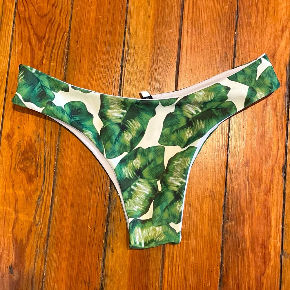 NWOT White leafy cheeky bikini bottom size l-xl